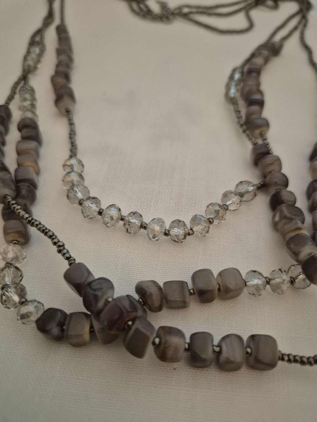 Colliers: Grey beaded layered necklace – D'occasion à Zürich par mrs_kz6n 1