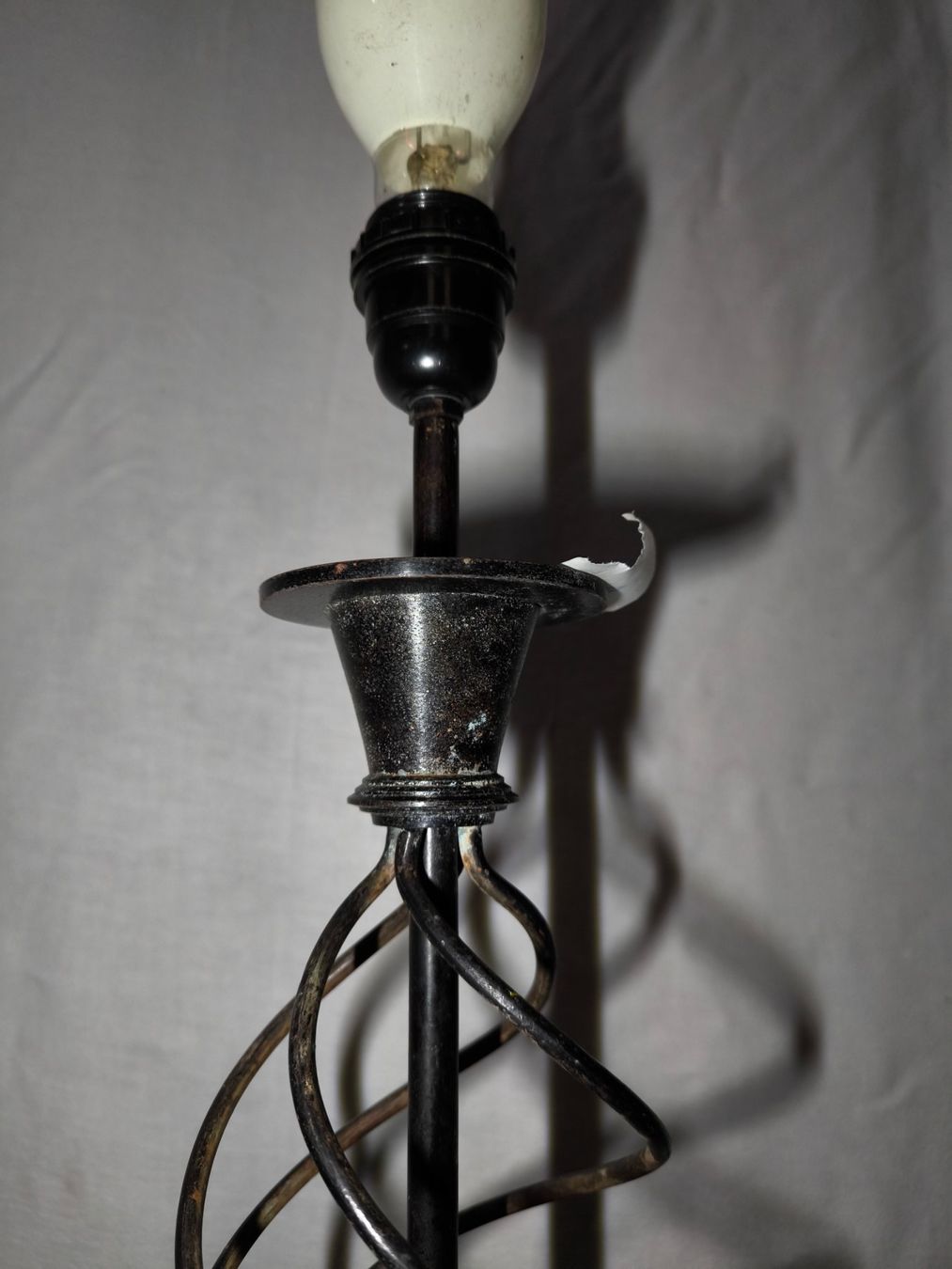 Lampen: Tischlampe Eisen mit Schirm – Gebraucht aus Rorschacherberg von snOOpydOg11 4