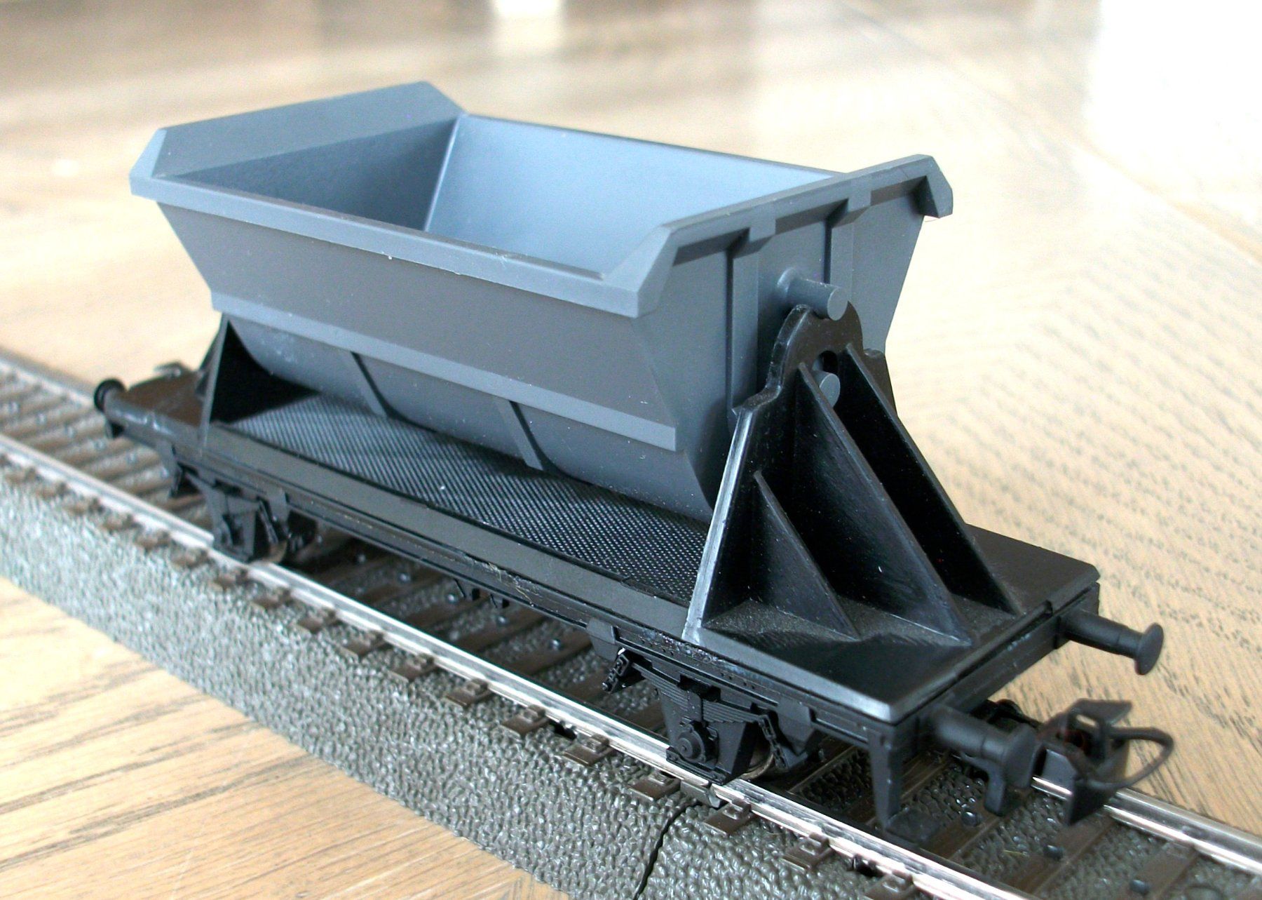 Märklin Modellini di ferrovie: Kippwagen mit grauer Lore, mit Schüttgut; neu – Nuovo (secondo la descrizione) da St. Moritz venduto da Manu7500 2