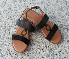Sandales neuves taille 40