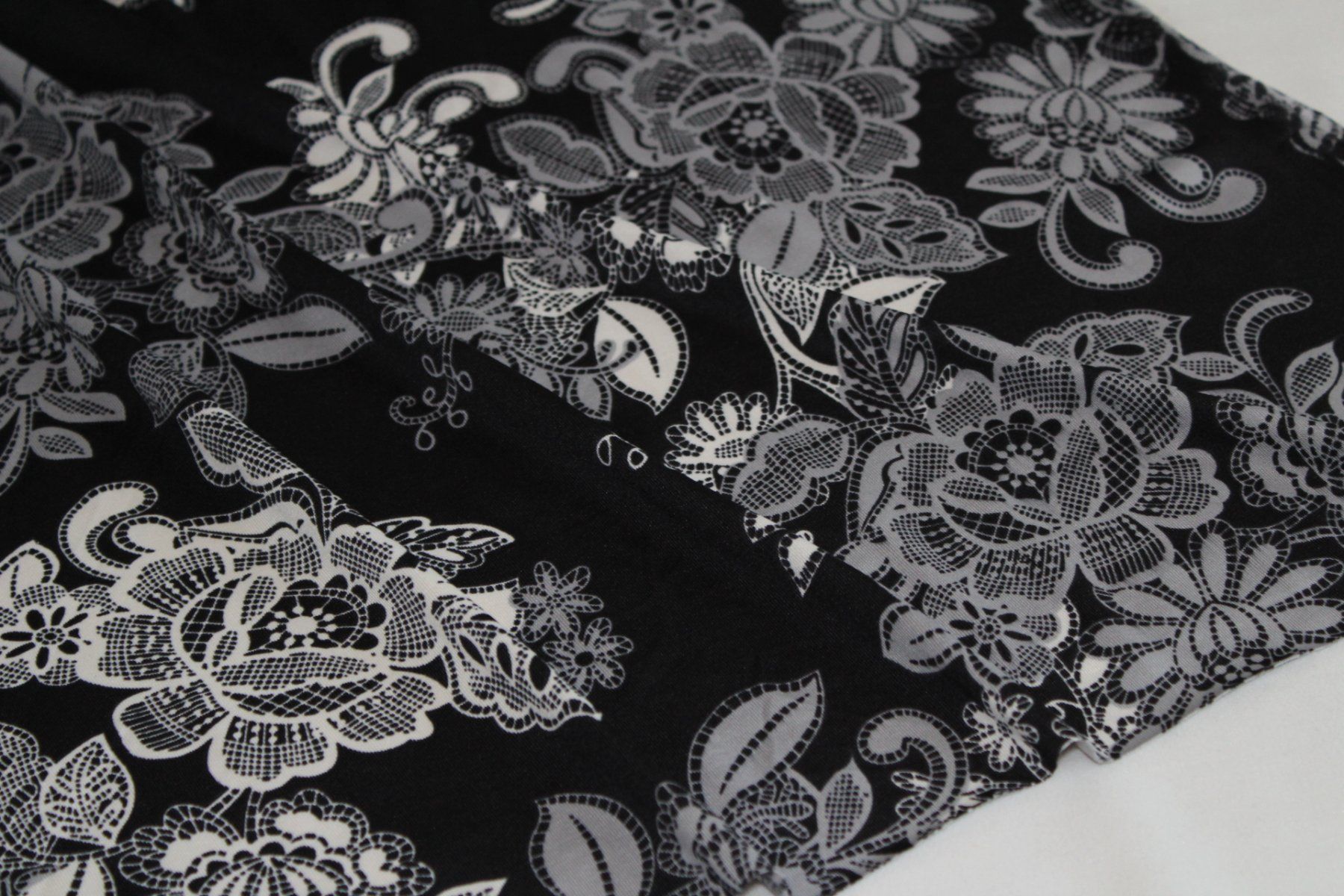 Tessuti: Stoff Jersey schwarz/Blumen – Nuovo (secondo la descrizione) da Obfelden venduto da solomon111