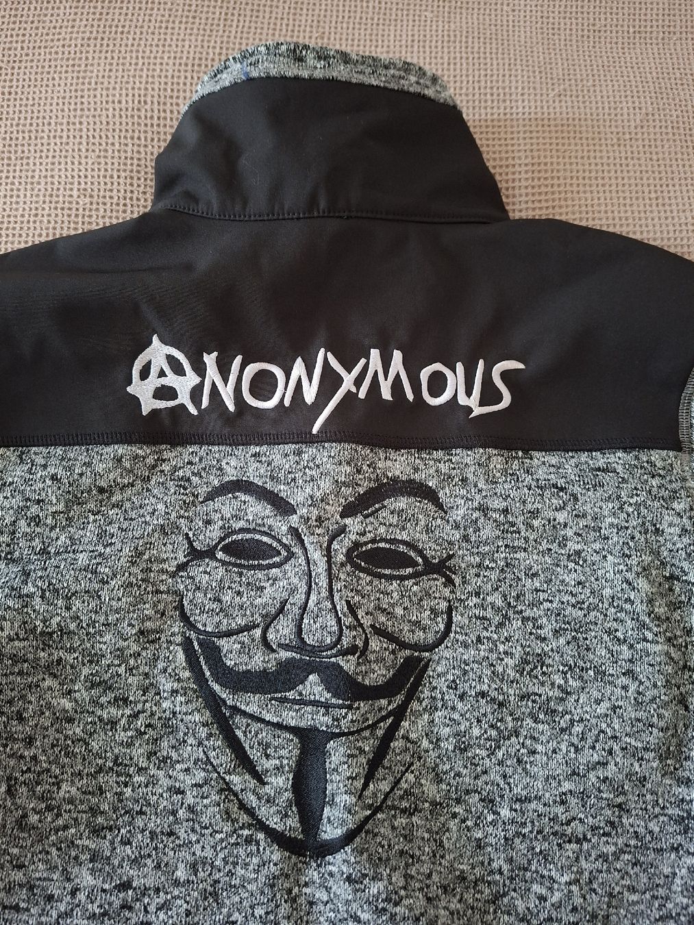 Maglioni & Felpe: Veste polaire Anonymous – Nuovo (secondo la descrizione) da Lutry venduto da Sim_Sta 2