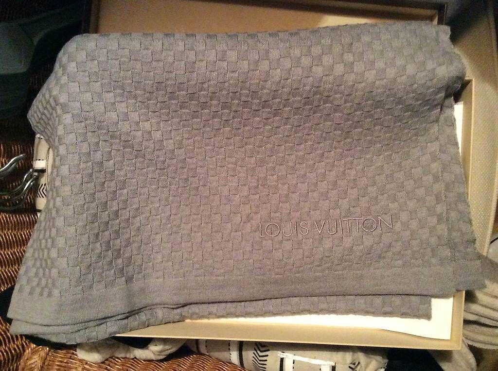 Louis Vuitton Sciarpe: Écharpe Louis Vuitton – Nuovo e nell'imballaggio originale da Bouveret venduto da seb_rjx8 1