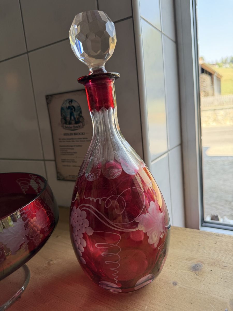 Caraffe: Karaffe mit Kristallverschluss und Schale rot mit Gravur – Usato da Plasselb venduto da SeislerBrocki 1