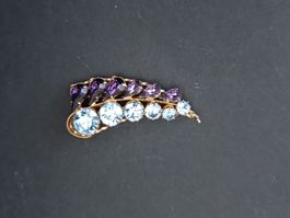 Broche vintage feuille ornée de strass bleus et violets.