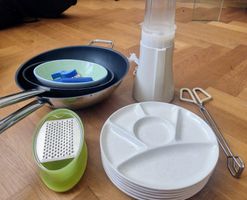 Kitchenware lot: Wok, blender, grater, plates, tongs