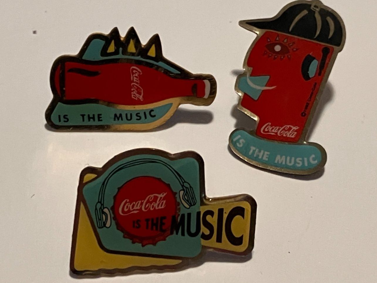 Placchette & Badge: 3 Pin Coca Cola is the music – Usato da Basel venduto da djwwpp