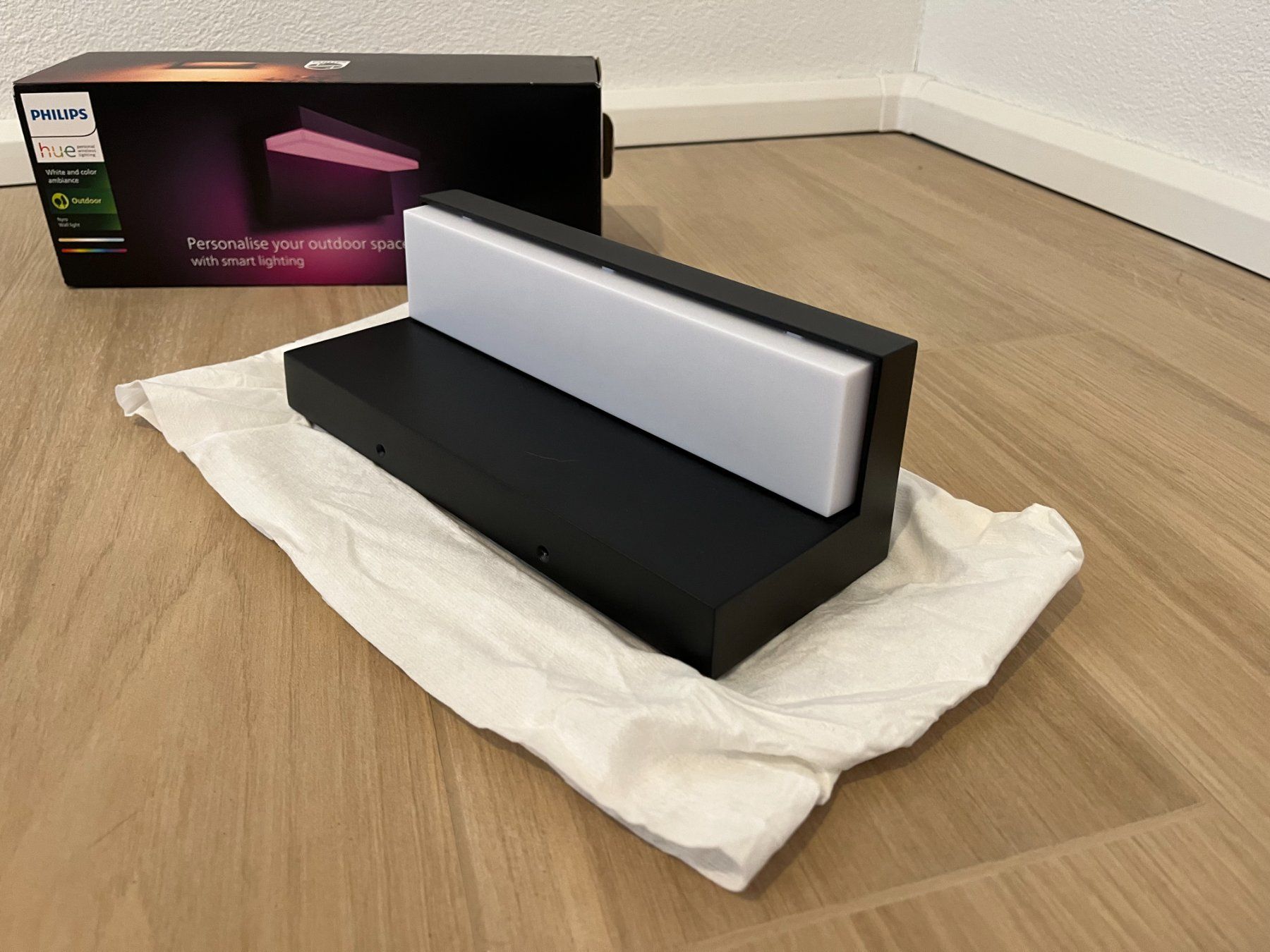 Philips Lampade: Philipps Hue Wall Light Nyro – Nuovo (secondo la descrizione) da Frauenfeld venduto da Hv 1