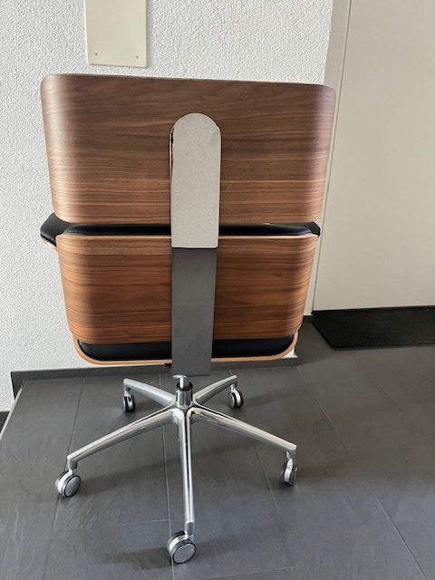 Pfister Stühle: Bürostuhl Leder schwarz Schale Nussbaum – Gebraucht aus Zürich von Gottseidank 1