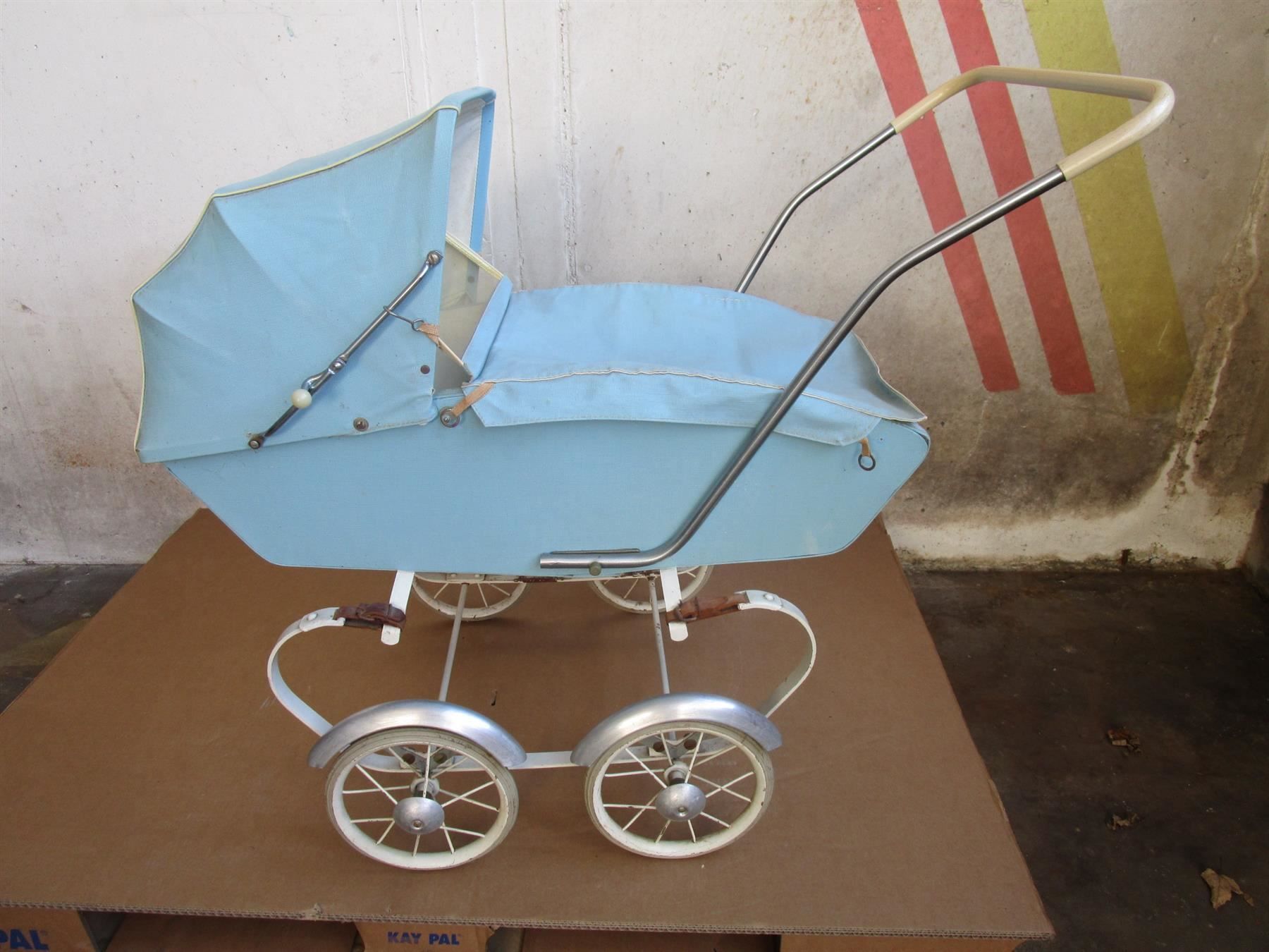 Carrozzine per bambole: Puppenwagen 70er Jahre hellblau – Usato da Eschenbach SG venduto da brocarte 5