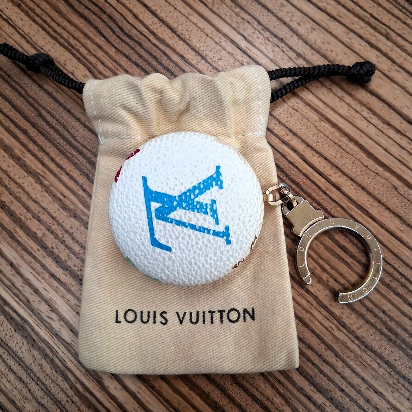 Louis Vuitton Schlüsselanhänger & - bänder: Louis Vuitton Murakami Astropill Key Ring Multicolore Weiss – Gebraucht aus Küttigen von soldolino