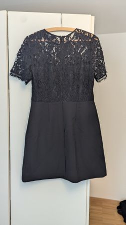 Petite robe noire avec détails dentelle