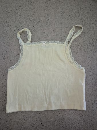Gelbes Croptop mit Spitze