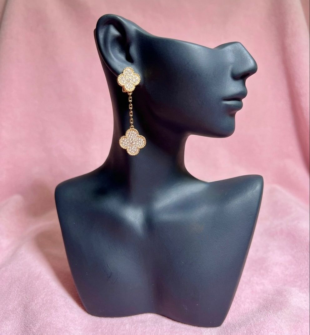 Orecchini pendenti & Orecchini a lobo: Paire de boucles d'oreilles trèfle full diamond – Nuovo e nell'imballaggio originale da St-Maurice venduto da Sandrinette123 3