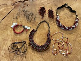7 hübsche rot/braune Juwelen - Lot de bijoux perles, cuir...