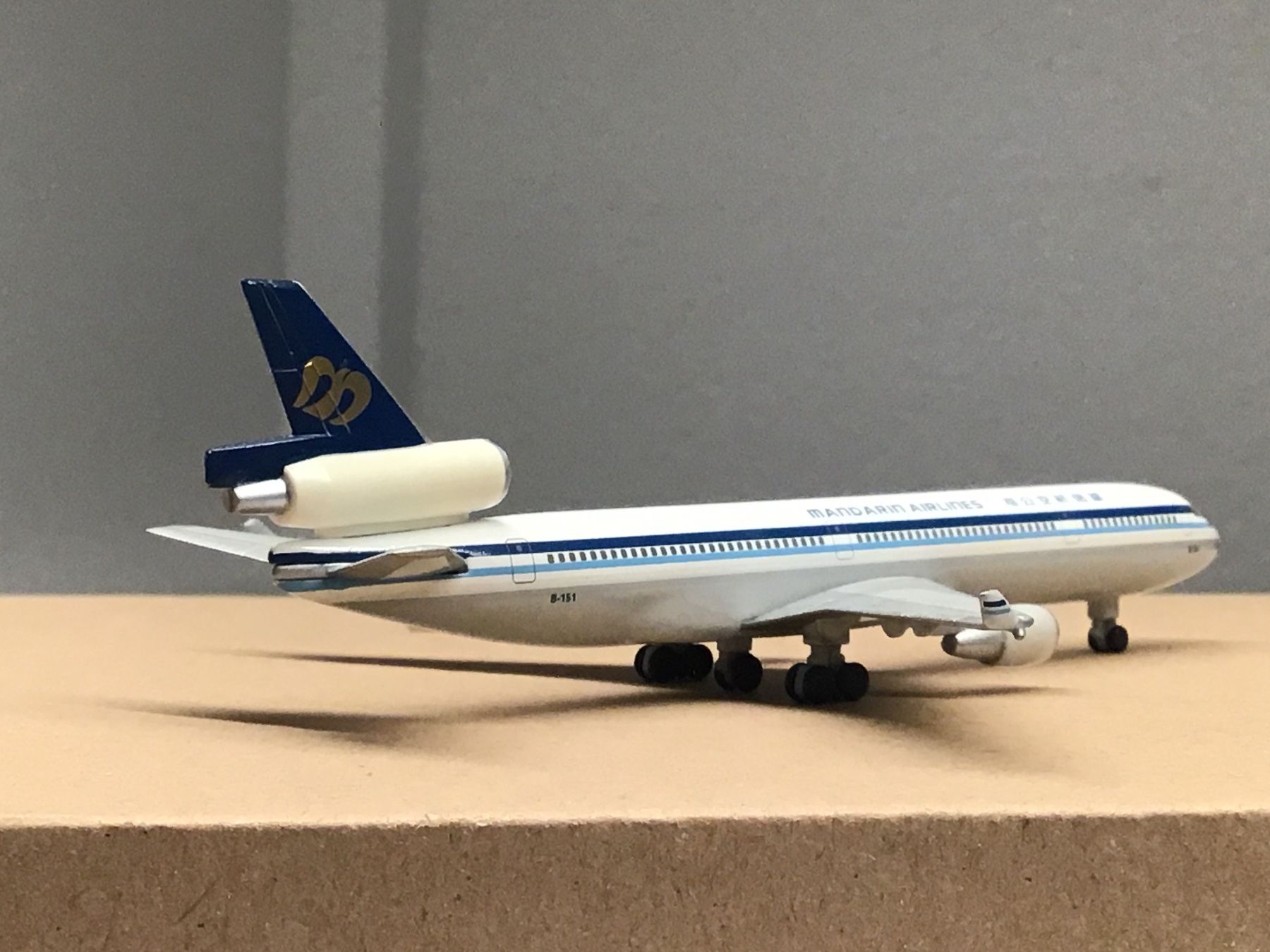 McDonnell Douglas Kit di modellismo & Modellini statici: Modellflugzeug Mandarin Airlines MD-11 mit Box – Nuovo (secondo la descrizione) da Männedorf venduto da Spezial-Modelle 1
