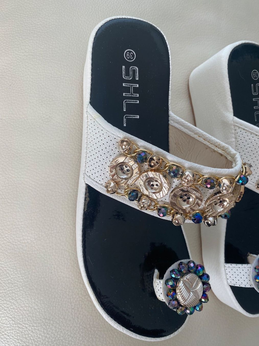 Scarpe da donna: MUST HAVE - edle Flip-Flops mit Décor, weiss, Gr. 39 – Nuovo e nell'imballaggio originale da Winkel venduto da ferrari2022
