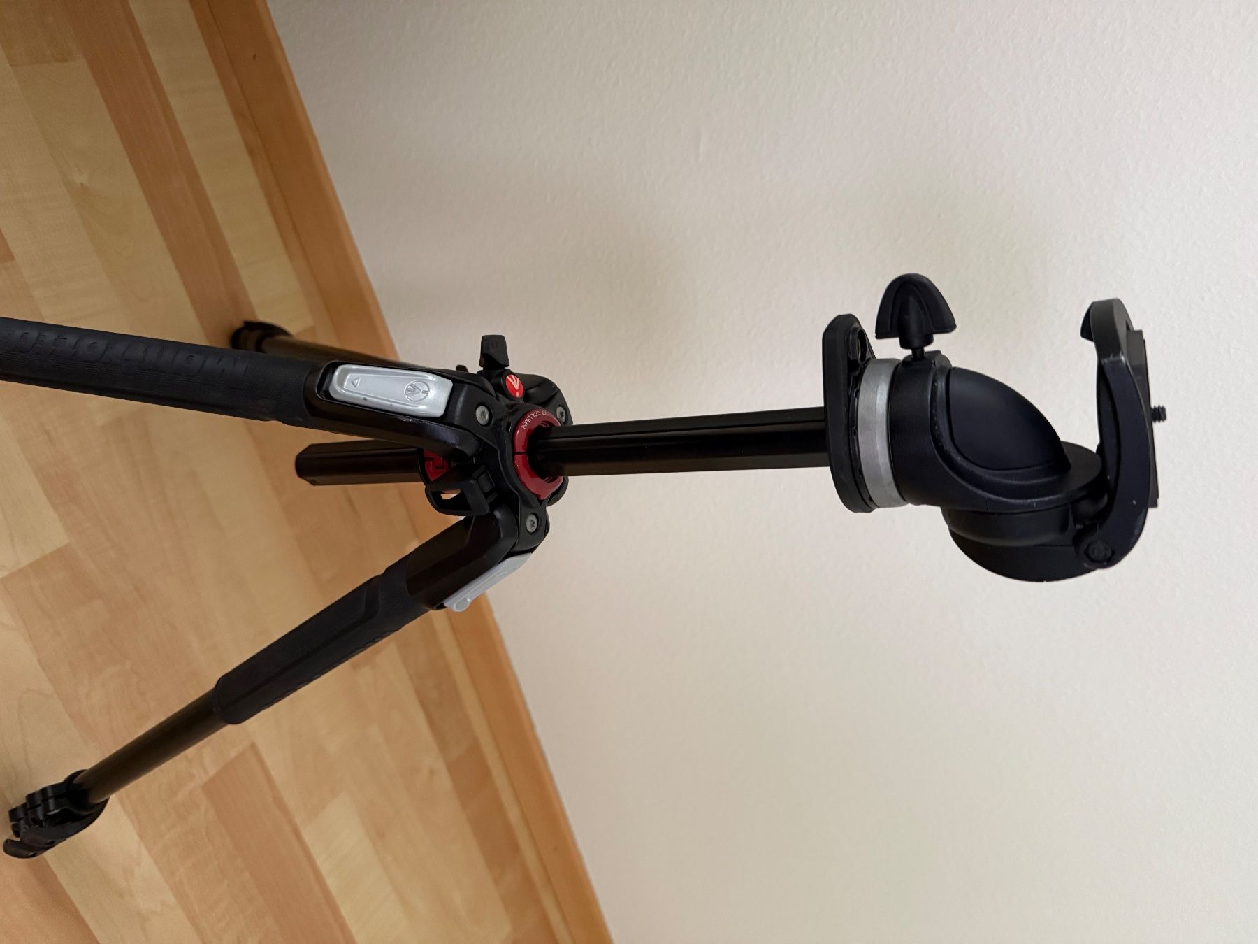 Manfrotto Stative & Stativköpfe: Manfrotto MT190XPRO3 Stativ mit 391RC2 Kopf – Gebraucht aus Horgen von Henrik_K