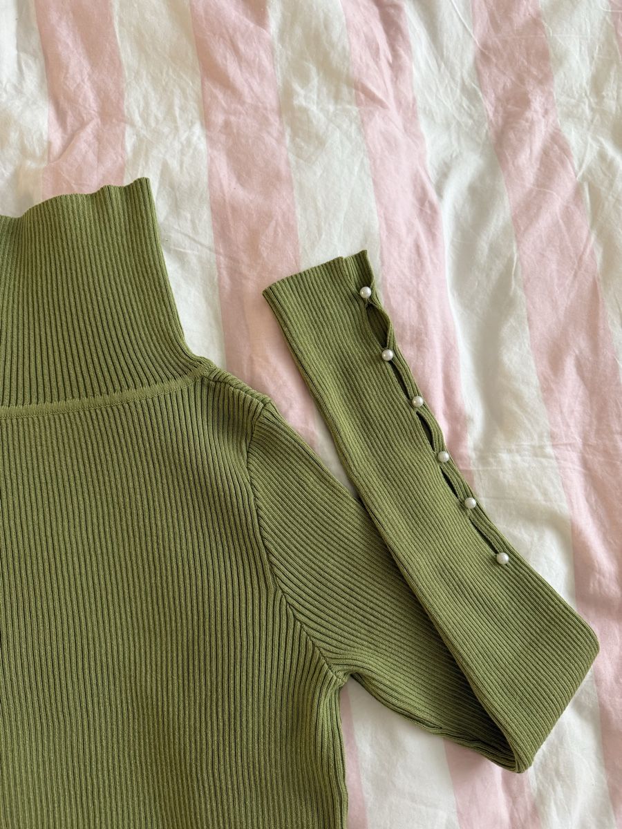 Maglioni & Felpe: Olive Rollkragenpullover mit Perlen - Grösse 38 Top! – Usato da Wil SG venduto da xrnvani 1