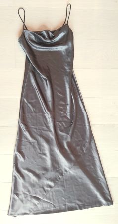 Elegantes Satin-Kleid in dunklem Olivgrün