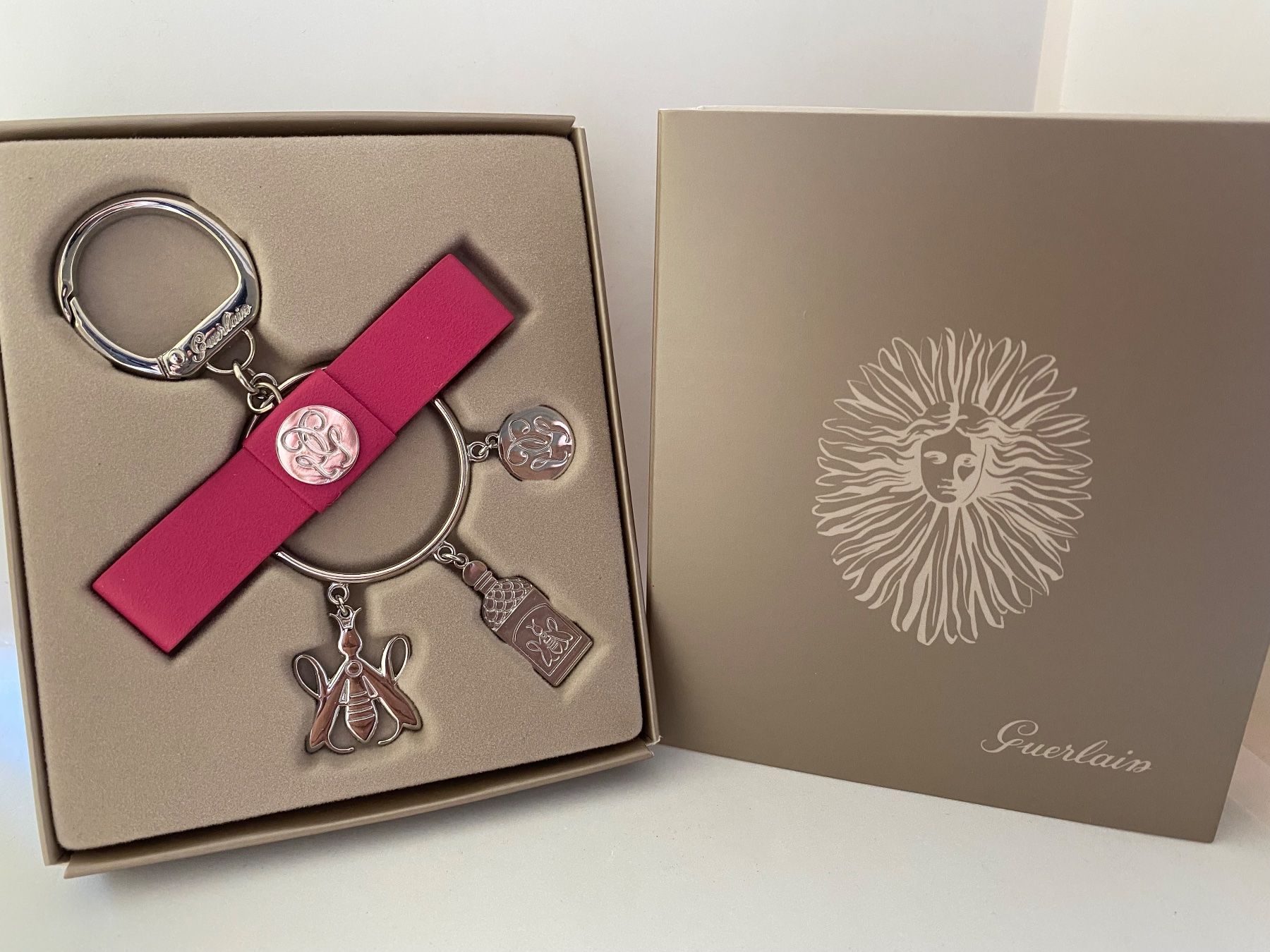 Portachiavi: Porte-clés Guerlain dans sa boîte – Nuovo e nell'imballaggio originale da Bouveret venduto da wes_7zll
