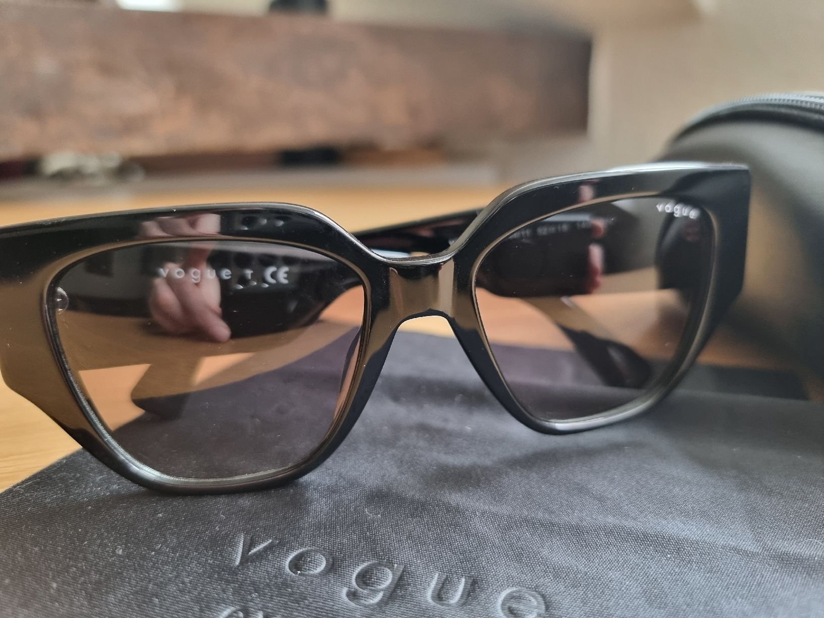Vogue Brillen & Gläser: Vogue Sonnenbrille – Gebraucht aus Interlaken von NataliiaS 2