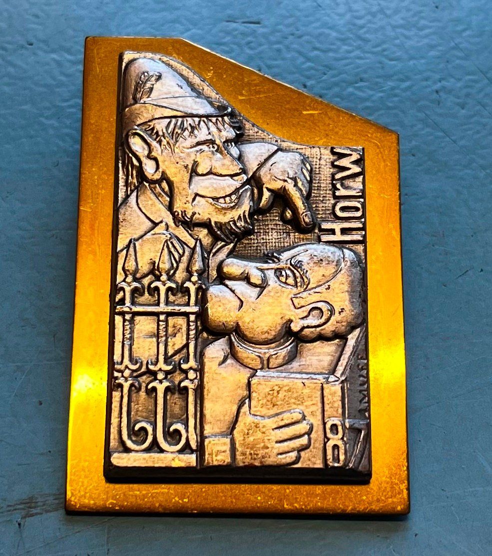 Plaketten & Abzeichen: Fasnachts Plakette Gold Horw 1987 – Gebraucht aus Obernau von Wgnom