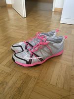 Trainingsschuhe in Grau und Pink | Nike