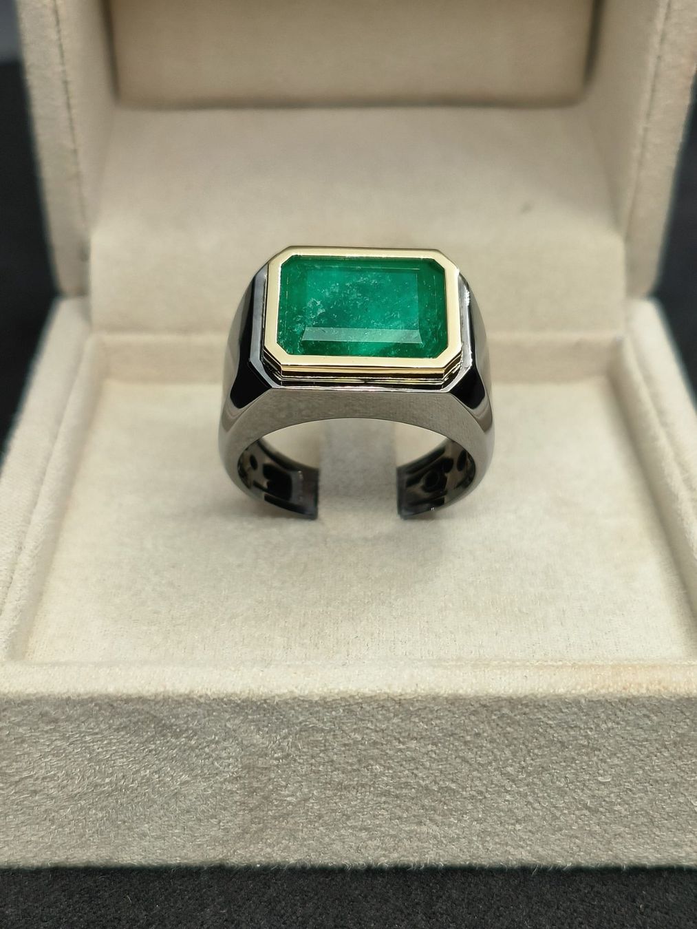 Anelli: Chevalière solitaire émeraude – Nuovo e nell'imballaggio originale da La Chaux-de-Fonds venduto da curtitswisswatches 2