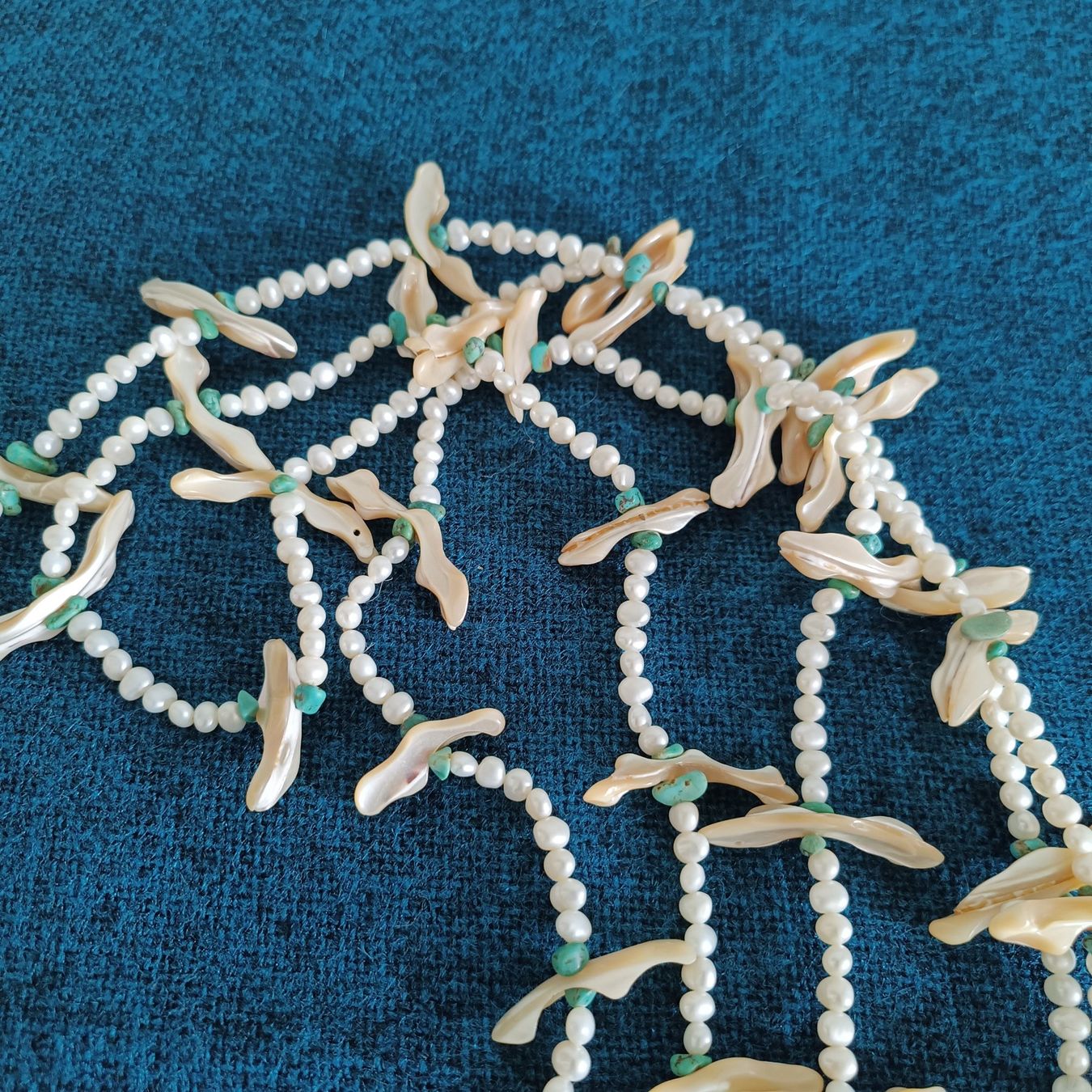 Catenine: Elegante Perlenkette mit Perlmutt und Türkis – Usato da Birr venduto da sen_8djr 8