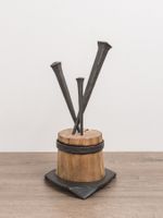 Skulptur 3 geschmiedete Nägel in Holz, Dekofigur