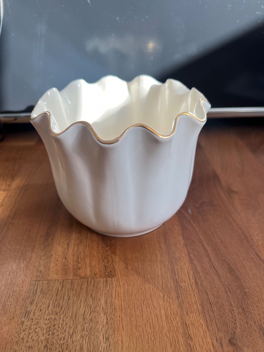 Vasi per fiori: Blumentopf Weiss mit Goldrand Vintage – Usato da Jona venduto da Sariksa