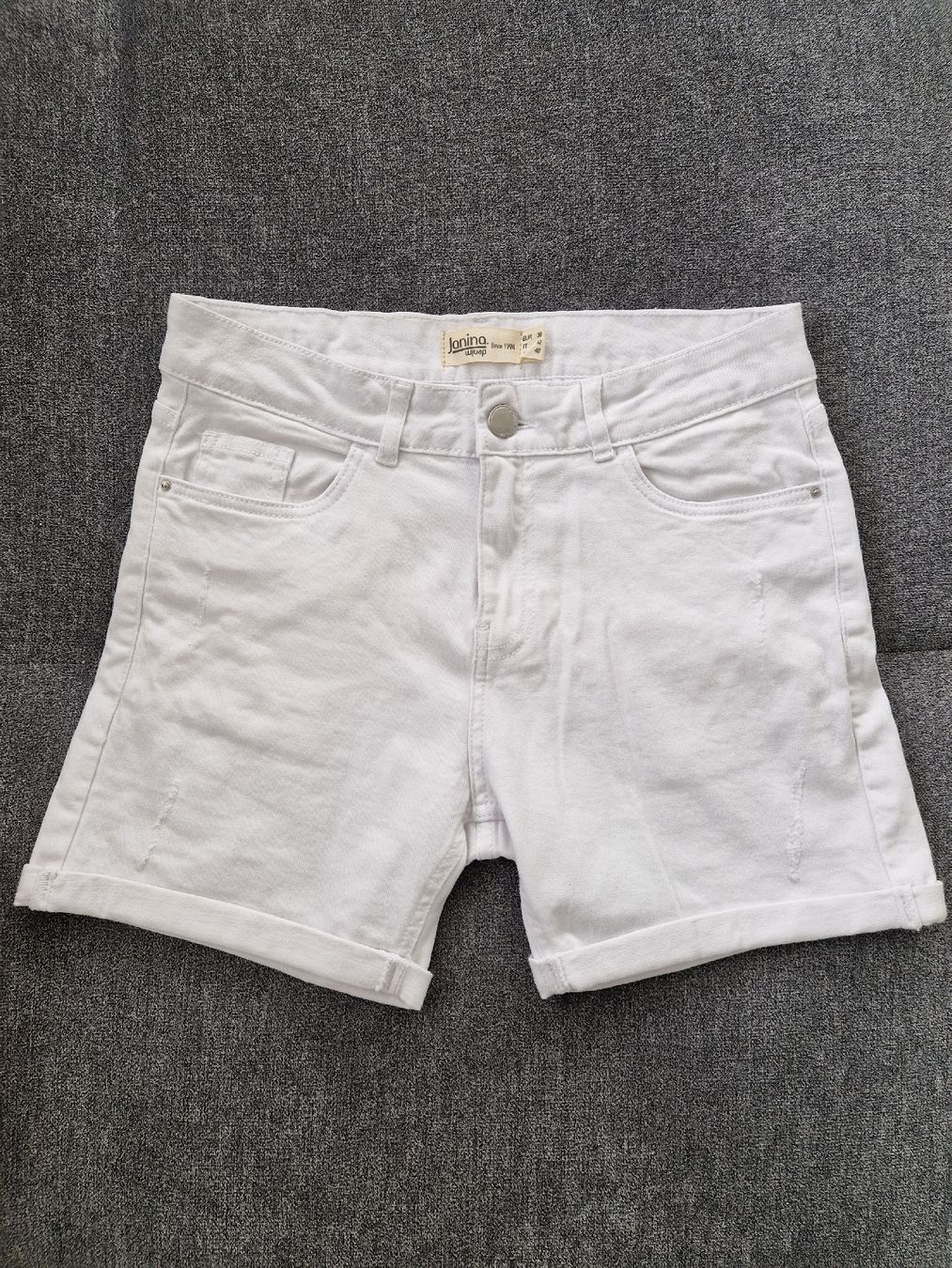 Pantaloni: Jeansshorts – Nuovo (secondo la descrizione) da Eglisau venduto da Ramii97