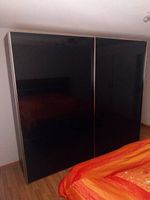 Hochwertiger Kleiderschrank mit Schwarzglas & Softclose
