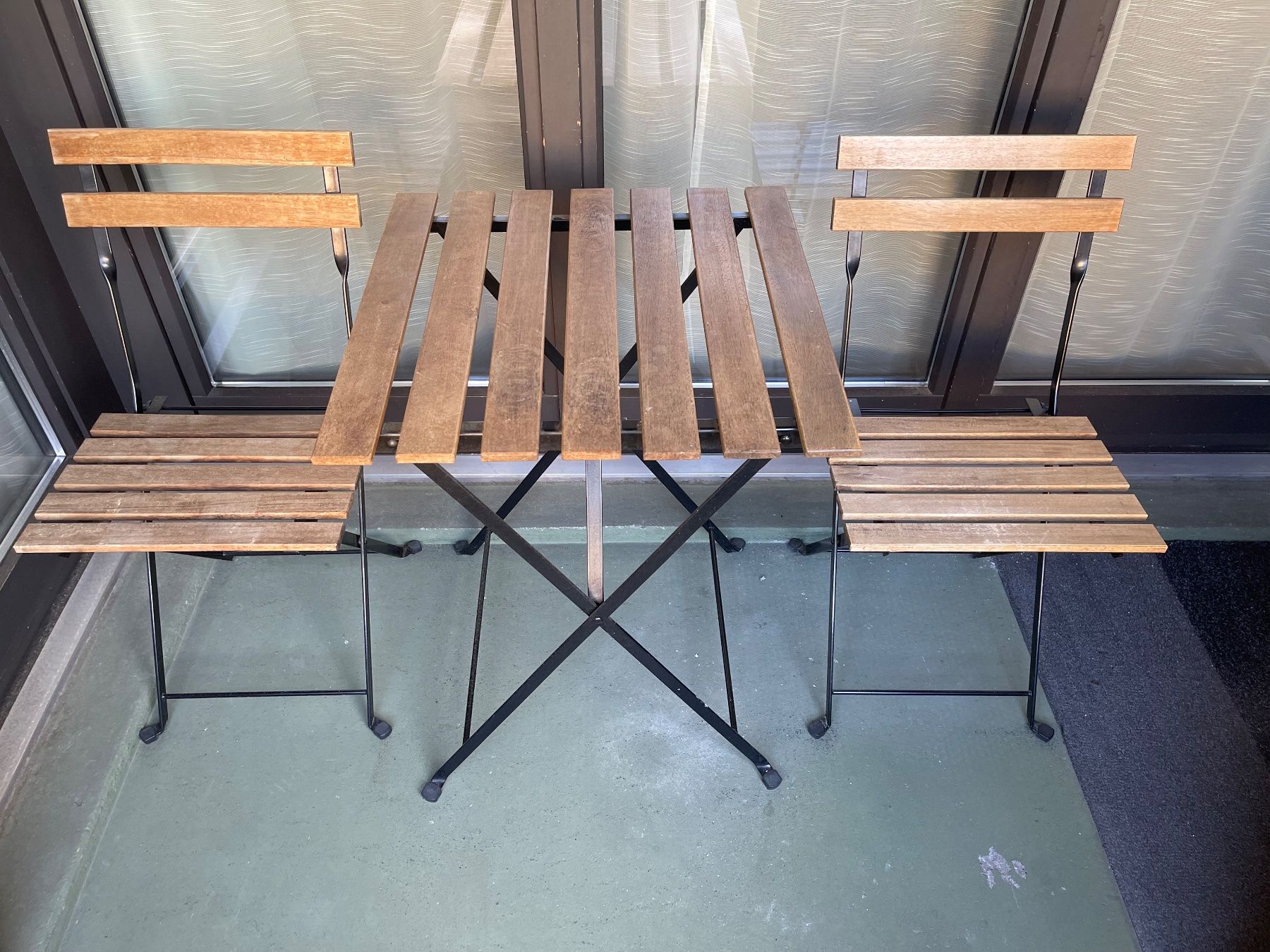 Ikea Set di tavolo e panche: Ein Gartentisch + zwei klappbare Gartenstühle – Usato da Kriens venduto da jon_k2nw 1