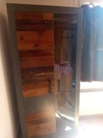 Schrank mit Holz- und Glaselementen, gebrauchter Zustand