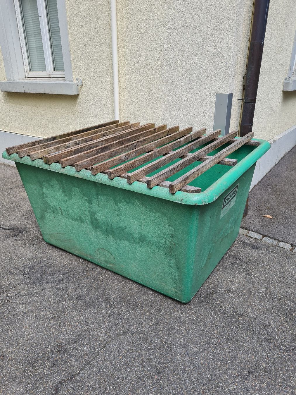 Abbeveratoi e trogoli: Regentonne 1100 Liter mit Deckelgestell – Usato da St. Gallen venduto da zim_58gw