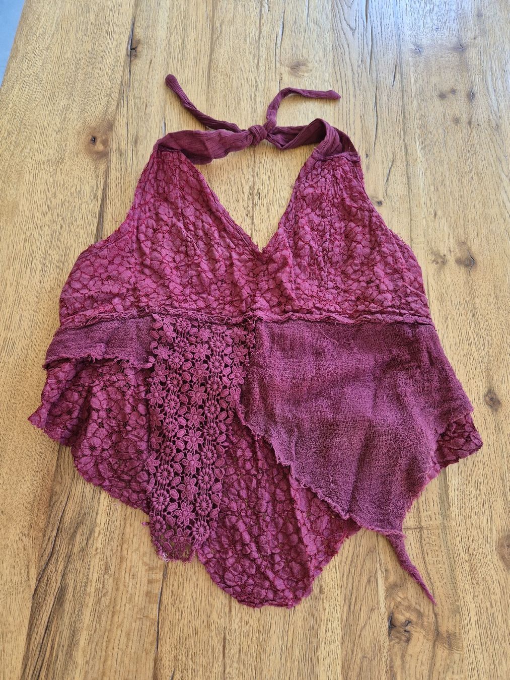 Top: Halterneck Top Bordeaux mit Spitze – Usato da Weinfelden venduto da lyd_72sg 1