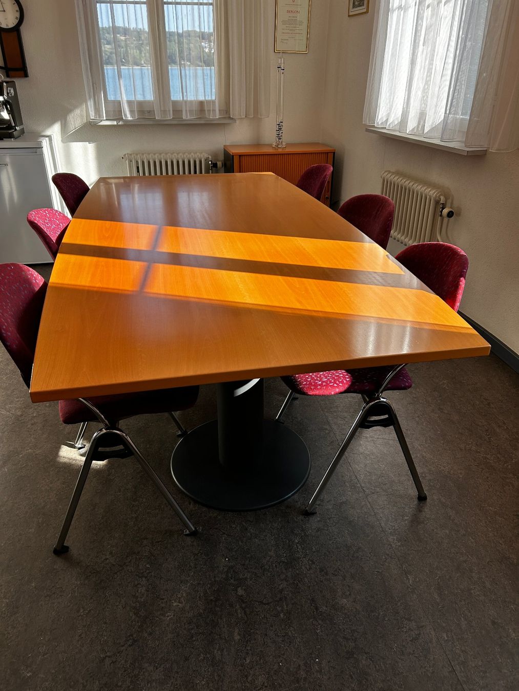Tables: Ovaler Sitzungszimmertisch mit 8 Stühlen – D'occasion à Steckborn par taxo01