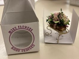Puppenstubenminiaturen - Ständer mit Blumen - 4,5 cm l, 4,5
