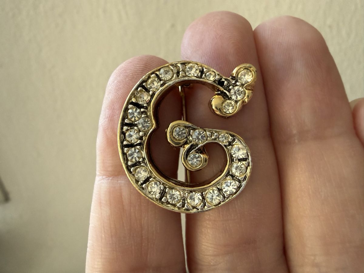 Broches & Aiguilles: Vintage-Brosche mit Initiale G goldfarben mit Strass. – D'occasion à Lamone par LaCantinaMagica 1