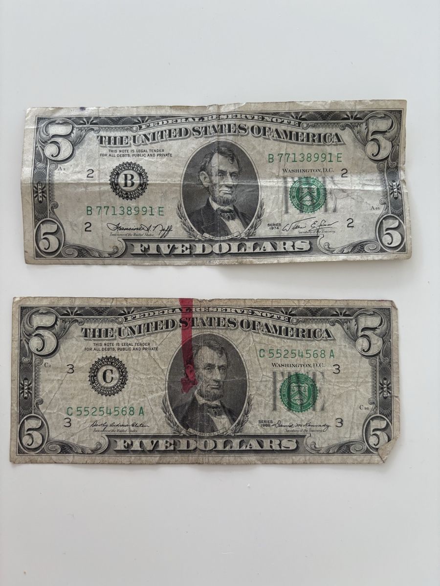 Billets de banque: Deux billets 5 dollars 1969-1974 – D'occasion à Le landeron par santa_99