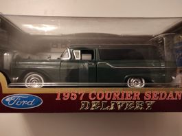 Ford Courier Sedan Delivery 1957, grün von Yat Ming 1/18
