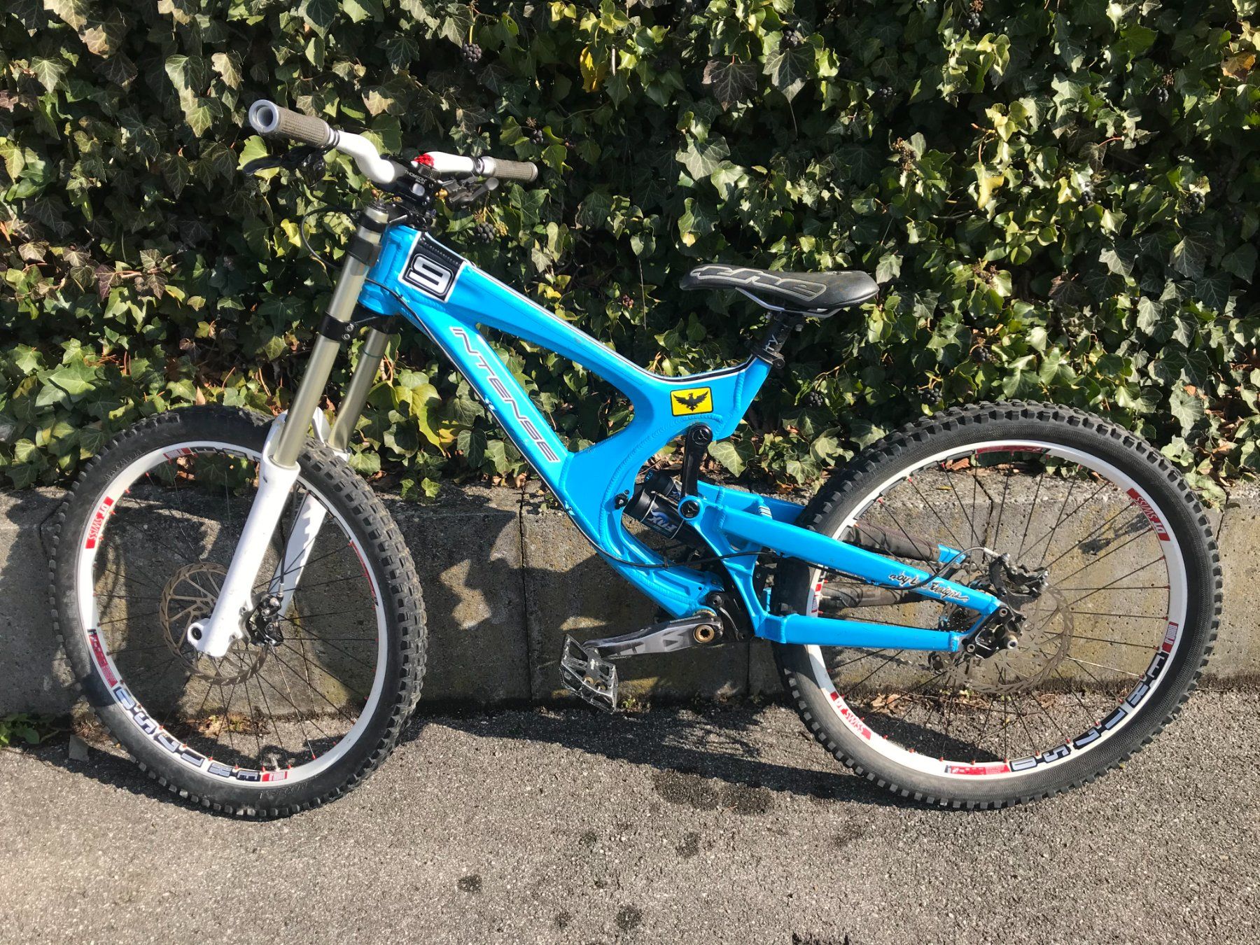 Velos: Intense M9 Downhill Bike mit Luftfederung – Gebraucht aus Baden von Gingergila
