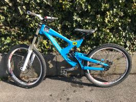 Intense M9 Downhill Bike mit Luftfederung