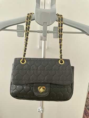 Schwarze Handtasche mit goldener Kette & Herzchen