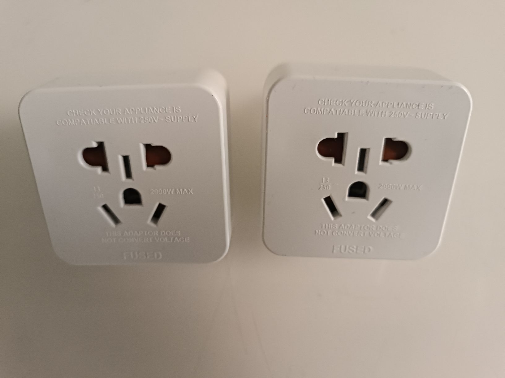 Unità & Adattatore: Reiseadapter Universal UK/ SCHWEIZ /EU/USA – Nuovo (secondo la descrizione) da Binz venduto da julijuli