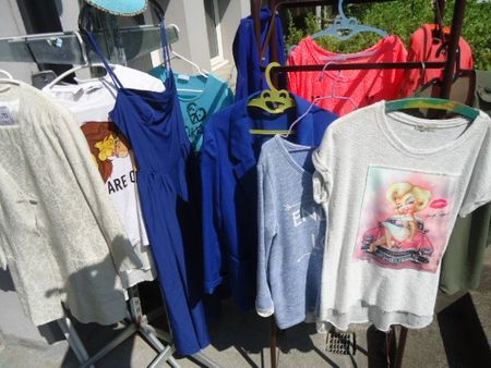 Verschiedene Kleider und Marken aus Römungen