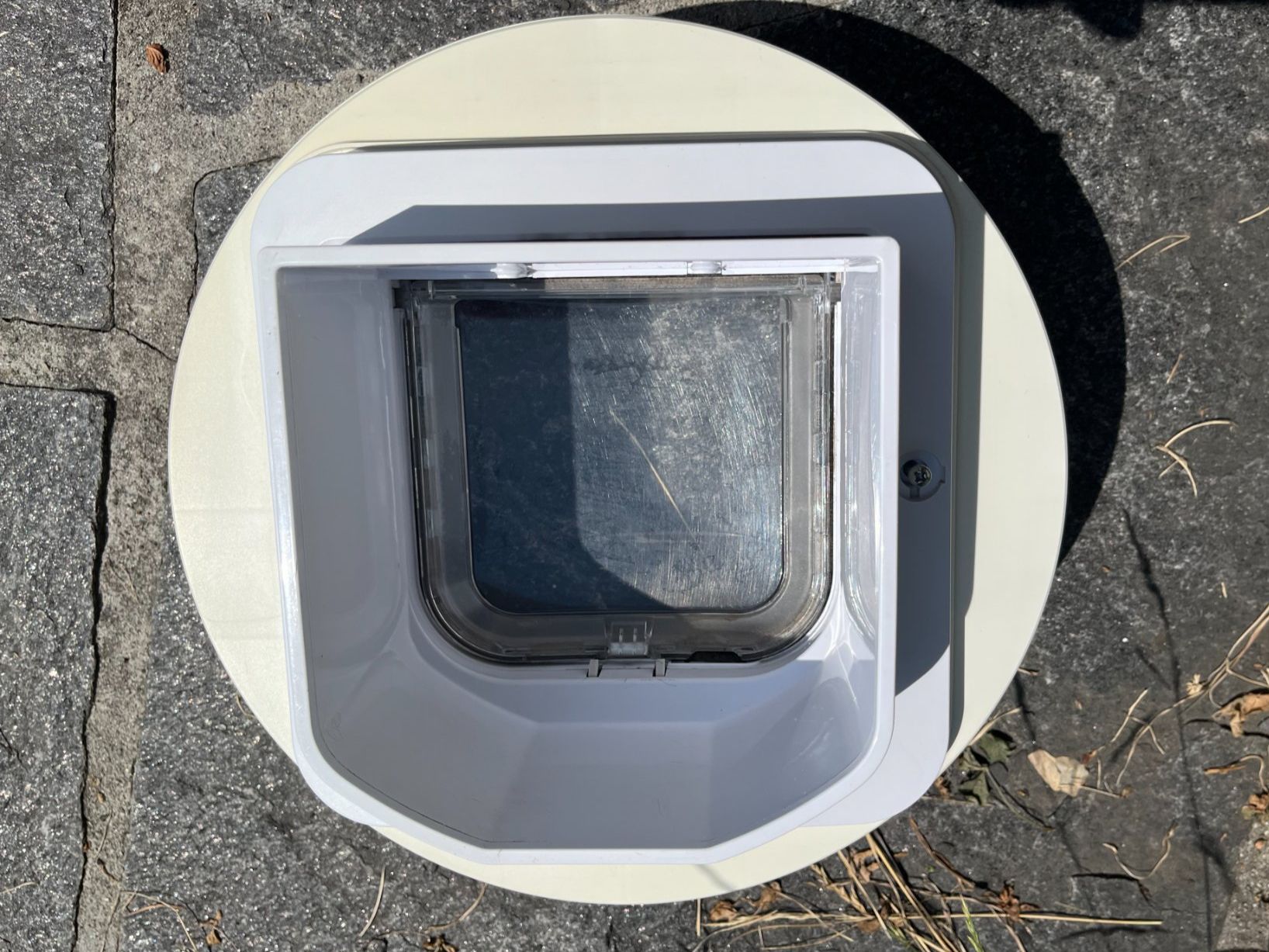 Chatières: Katzenklappe SureFlap Mikrochip mit Hub – D'occasion à Davos Dorf par sab_yp6d 2