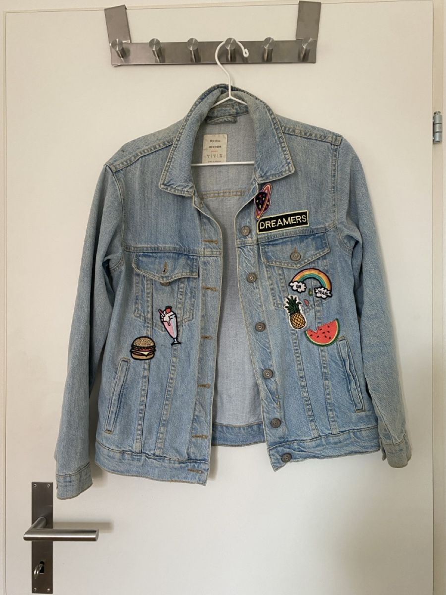 Jacken: Jeansjacke mit Badges in Grösse S – Gebraucht aus Neuenhof von UrbanBags